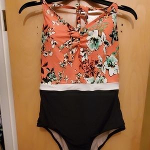 Color block 1 piece bathing suit